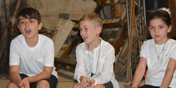 La Compagnia dei Ragazzini di Cagliari in scena con “Gli esami di Arlecchino” di Gianni Rodari