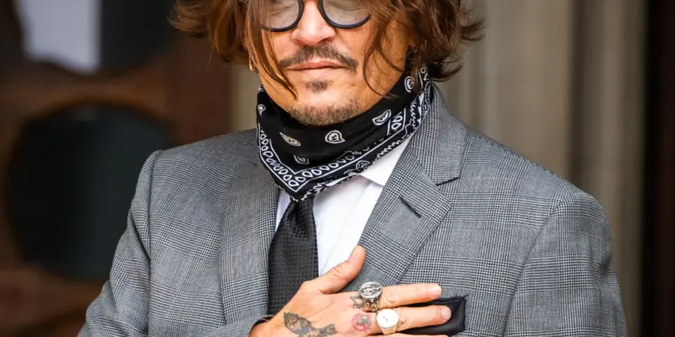Johnny Depp si frattura la caviglia, annullati alcuni concerti degli Hollywood Vampires