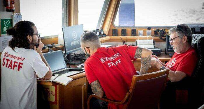 La nave di Emergency soccorre 29 migranti, andrà a Carrara