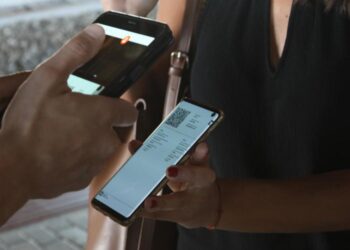 Ecco il controllo sui cittadini, Green Pass in tutto il mondo per la mobilità: accordo folle Ue-Oms