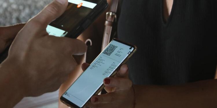 Ecco il controllo sui cittadini, Green Pass in tutto il mondo per la mobilità: accordo folle Ue-Oms