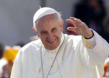 Papa Francesco operato al Gemelli. “Sta bene, sveglio e vigile”