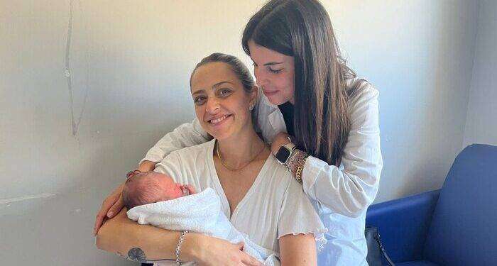 Francesco ha fretta di nascere, parto in parcheggio ospedale