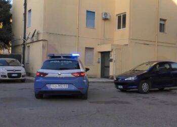 Ruba l’auto a un’anziana e investe le amiche, arrestato