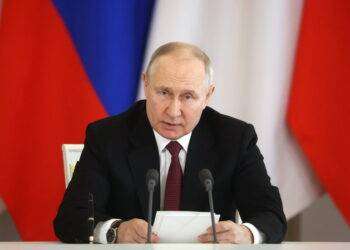 Putin chiede minuto silenzio per Berlusconi durante Forum