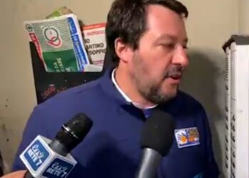 Picchetto antisfratto per la famiglia della ‘citofonata’ di Salvini a Bologna