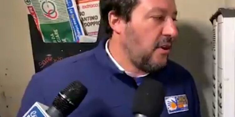 Picchetto antisfratto per la famiglia della ‘citofonata’ di Salvini a Bologna