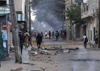 Tumulti in Senegal, la popolazione vuole la cacciata del Presidente: i morti sono almeno 16