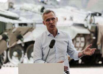 Deliranti parole del guerrafondaio Stoltenberg: “Nato pronta a difendersi contro Mosca o Minsk”