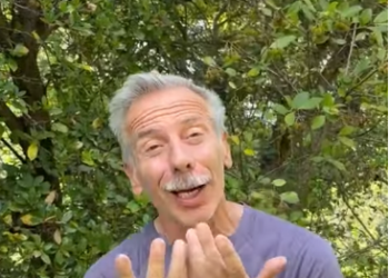 Giovanni Storti del trio Aldo Giovanni e Giacomo celebra la promozione del Cagliari in A