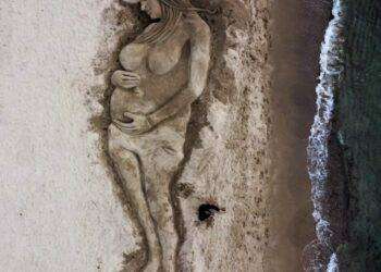 Omaggio a Giulia Tramontano sulla spiaggia di Platamona