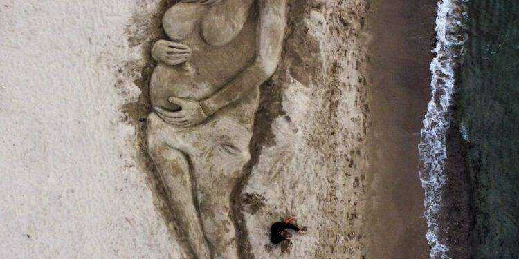 Omaggio a Giulia Tramontano sulla spiaggia di Platamona