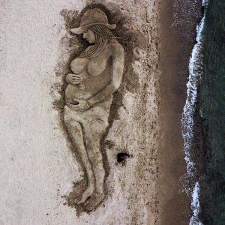 Omaggio a Giulia Tramontano sulla spiaggia di Platamona