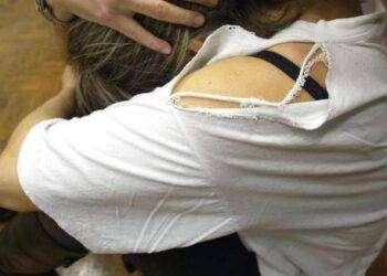 Sequestra la compagna, arrestato