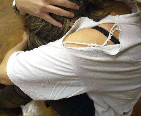 Sequestra la compagna, arrestato