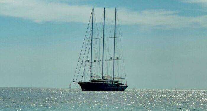 Il mega yacht a vela di Bezos per la prima volta in Costa Smeralda