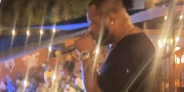 Muore sul palco il rapper Big Pokey,  aveva 45 anni: malore improvviso