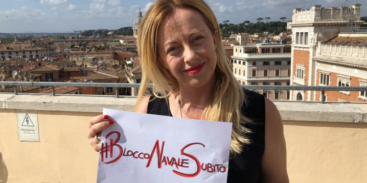 Arrivati 696 migranti a Lampedusa, 2.069 ospiti in hotspot: arrivi record con il Governo Meloni