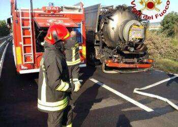 Autospurgo in fiamme sulla 131, rallentamenti e disagi