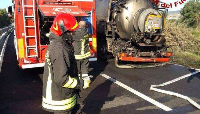 Autospurgo in fiamme sulla 131, rallentamenti e disagi
