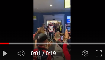 Calcio, la squadra nella tarda notte torna a Cagliari: le immagini dei tifosi in festa