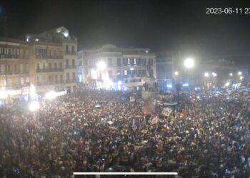 Il Cagliari vola in serie A, esplode la festa in città