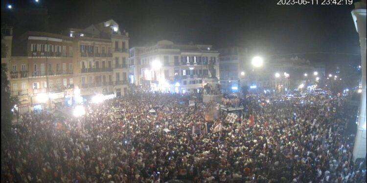 Il Cagliari vola in serie A, esplode la festa in città