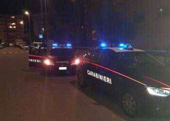 Entra nella scuola di notte, ruba cibo dalla mensa e poi allaga i locali: arrestato