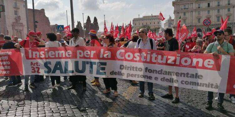 Cgil in piazza a Roma per la sanità, Landini “Non escludiamo lo sciopero”