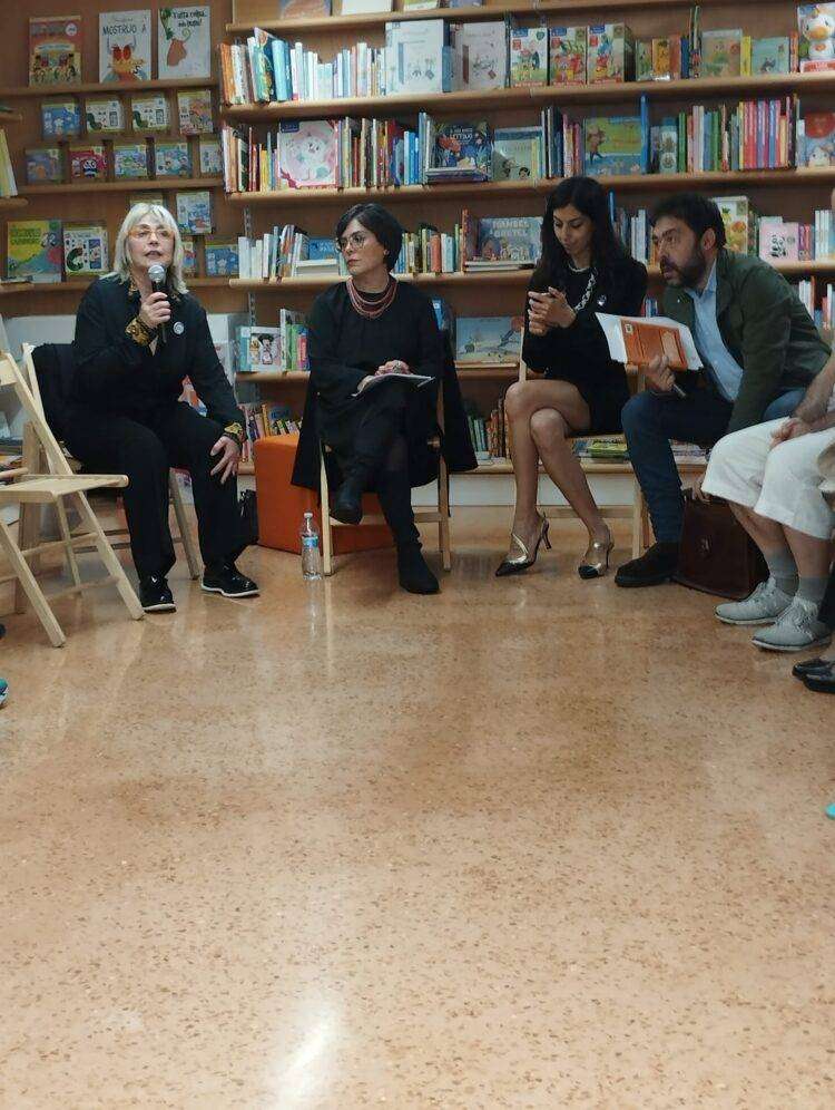 Distruggere Assange, presentato a Nuoro il libro di Sara Chessa