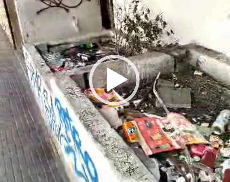 Videodenuncia, Cagliari via XX settembre: pattumiera sotto la palazzina in ristrutturazione