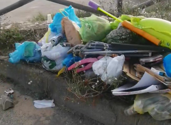 Maxi discarica nel parcheggio della spiaggia di Pistis: “Una vergogna”