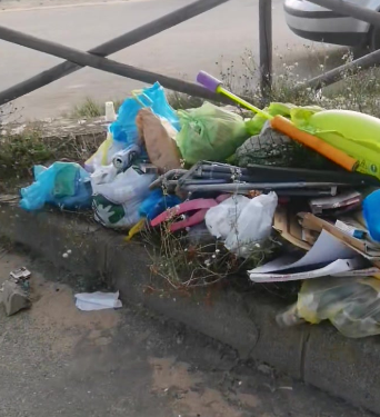 Maxi discarica nel parcheggio della spiaggia di Pistis: “Una vergogna”