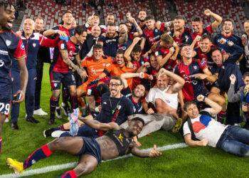 Il Cagliari torna in A, festa all’Unipol Domus