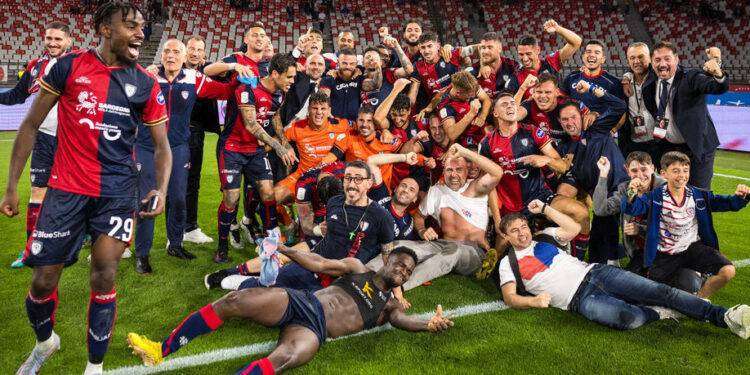 Il Cagliari torna in A, festa all’Unipol Domus