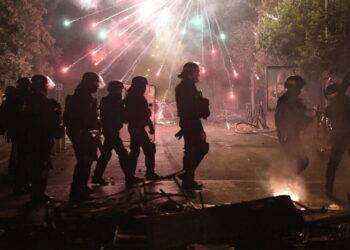 Francia: continua rivolta delle banlieue, scontri ovunque