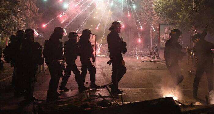 Francia: continua rivolta delle banlieue, scontri ovunque