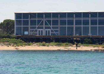 Maxi gazebo davanti Tavolara, sopralluogo Guardia Costiera