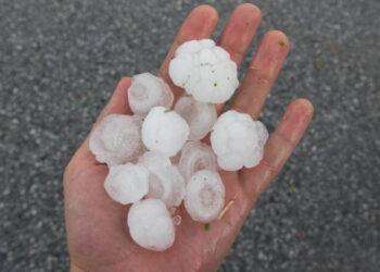 Violenta grandinata durante concerto Red Rocks Amphitheatre scatena il panico, un centinaio di feriti