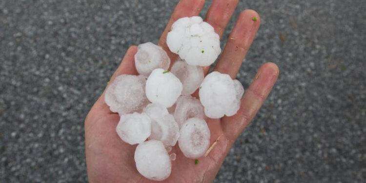 Violenta grandinata durante concerto Red Rocks Amphitheatre scatena il panico, un centinaio di feriti