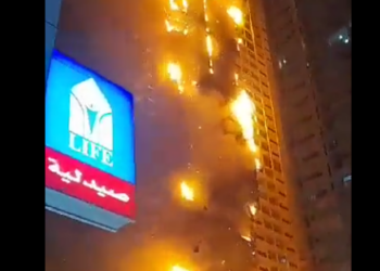 Emirati: un grattacielo di 36 piani brucia nella notte ad Ajman