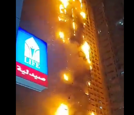 Emirati: un grattacielo di 36 piani brucia nella notte ad Ajman