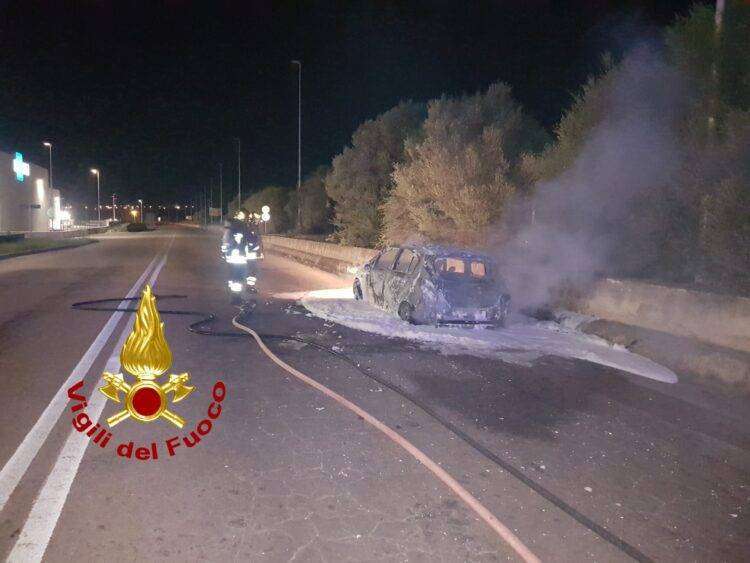 Paura nella notte a Olbia: auto prende fuoco