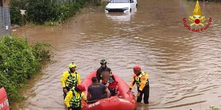 Maltempo Roma, Vigili del Fuoco evacuano 80 persone da un maneggio