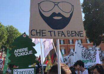 Manifestazione a Bologna contro cambiamenti climatici e contro gestione alluvione