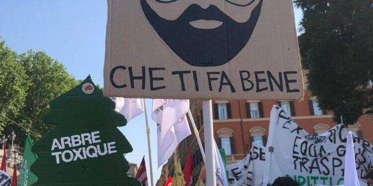 Manifestazione a Bologna contro cambiamenti climatici e contro gestione alluvione