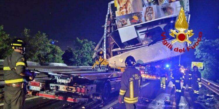 Grave incidente sulla 130: scontro tra auto e furgone