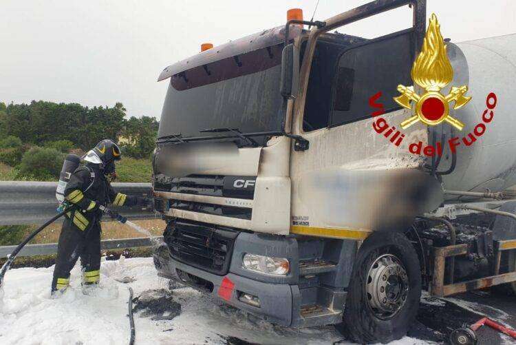 Paura a Sassari, prende fuoco betoniera: intervento dei Vigili del Fuoco