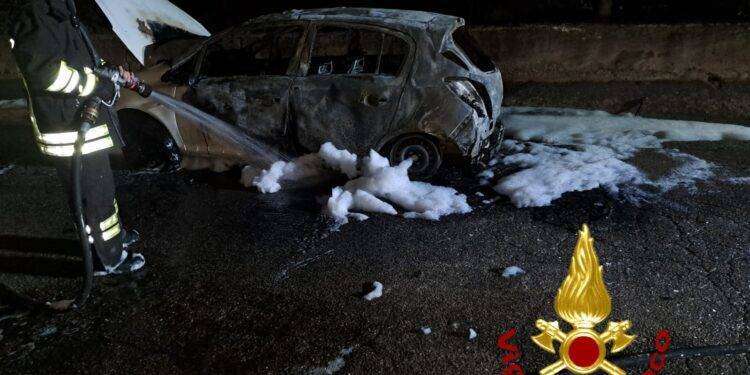 Paura nella notte a Olbia: auto prende fuoco