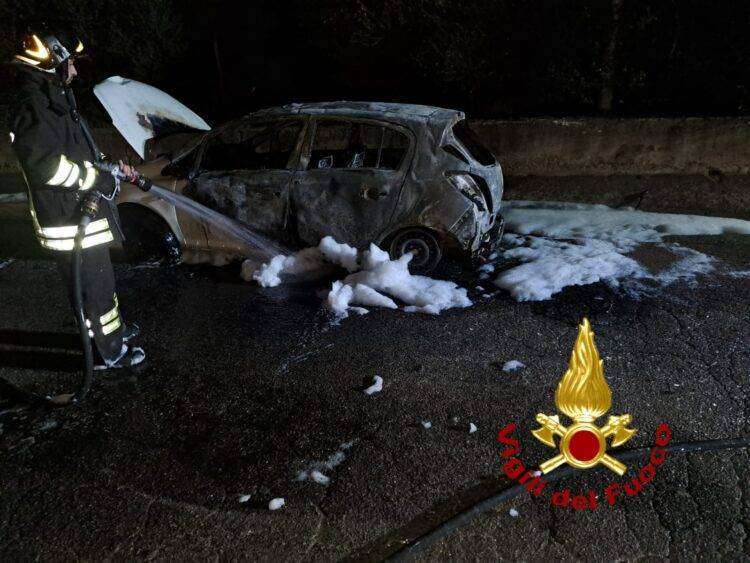 Paura nella notte a Olbia: auto prende fuoco